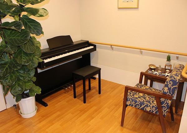 ご入居者様のピアノの演奏でいつの間にかスタッフやご家族様も交えた楽しい合唱が始まります。