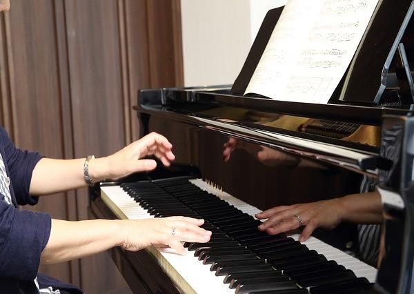 うたごえ喫茶をはじめとして、様々なイベント時に、職員によるピアノの生演奏を楽しんでいただいています。