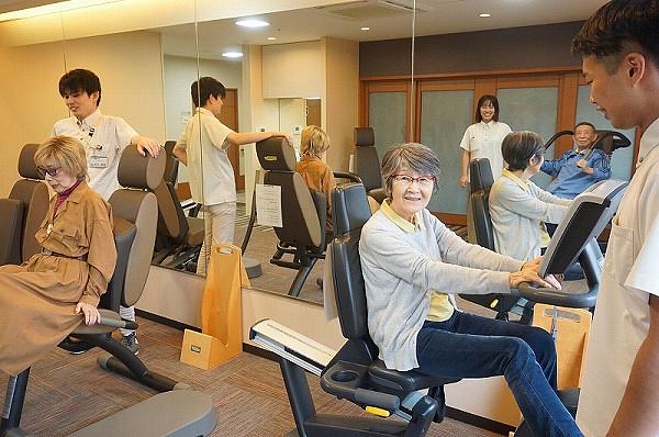 館内にはマシンルームがあり、毎週トレーニングをされる方もいらっしゃいます。