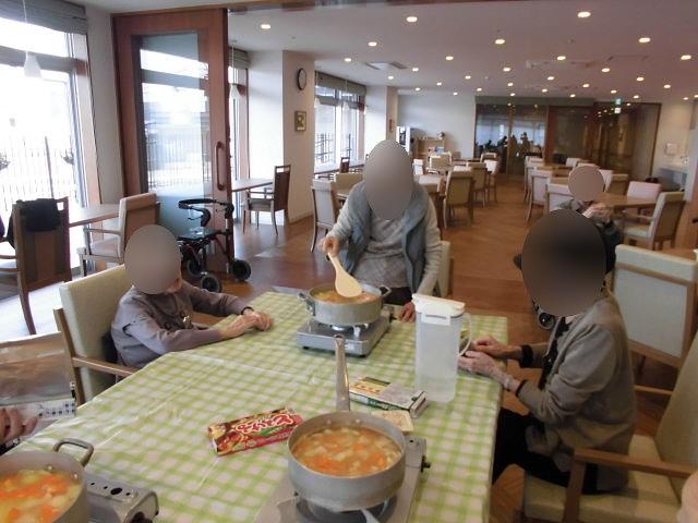 おやつだけでなく昼食にカレーライスも作ります。上手な包丁さばきに驚かされます。