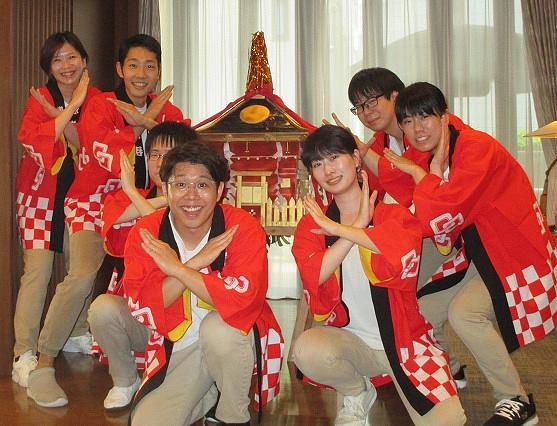 ホームの「秋祭り」も無事成功することができました。お神輿を前に記念撮影です。達成感が出ています。