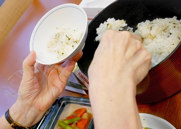 ご自分の好きな量を茶碗によそって。ついでにお隣の席の方に「よそいましょうか？」とお声掛け。