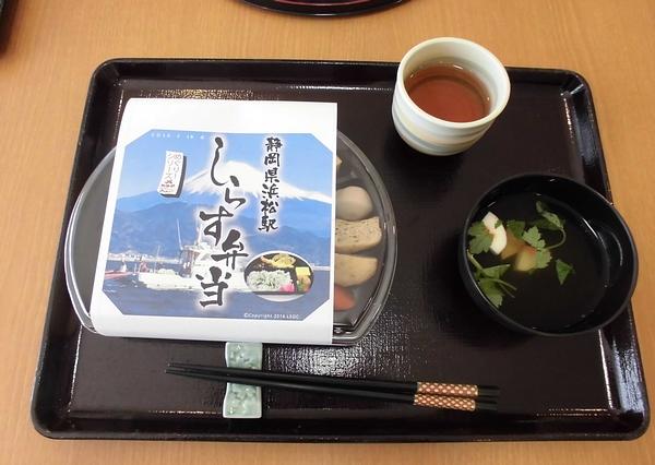 浜松の駅弁『しらす弁当』です。日々の食事に楽しみをプラスしています。