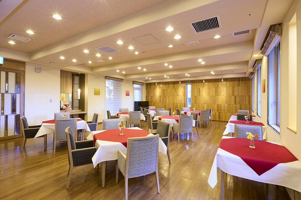 美味しいお食事を綺麗なダイニングで。ご提供する私たちのサービスは自慢です。