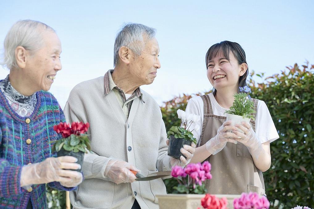季節のお花の入れ替えもご入居者様との楽しい時間です。