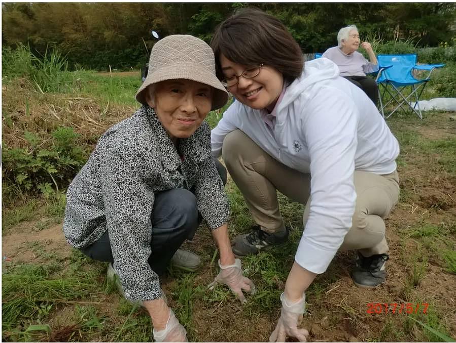 ホームの近くに畑があり、ご入居者様が行かれ、草をむしってくださっています！