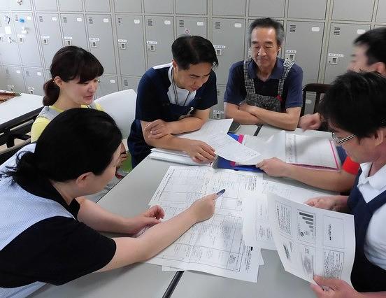 ご入居者様の様子を皆で把握するため、毎月のミーティングは欠かせません。熱い意見が飛び交います。