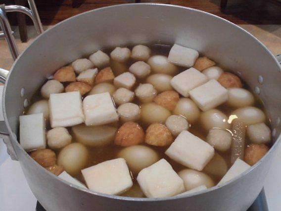 今日のご飯はおでん！ダイニングでぐつぐつ煮込んだおでんの香りをかぐだけで食欲がそそられます。