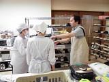 厨房スタッフと介護スタッフが連携して、ご利用者様の夕食の形態を確認します。
