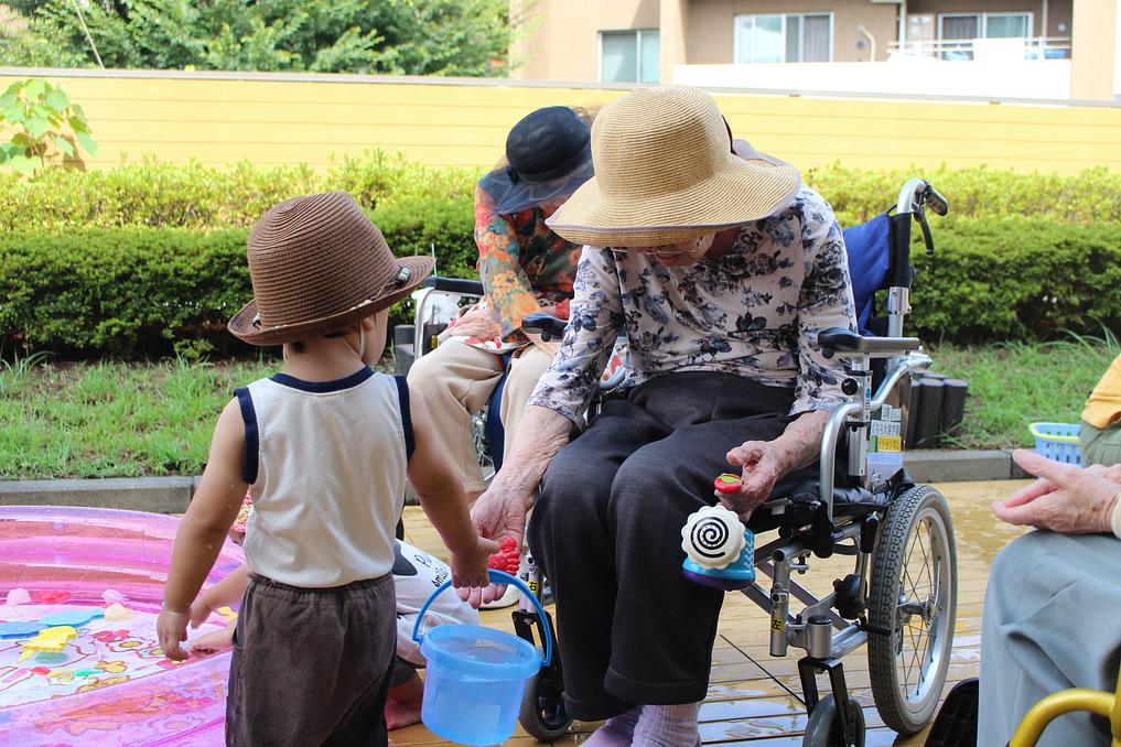 併設されている保育園との交流。子どもたちがたくさん集まって、ご入居者様は自然と笑顔に。