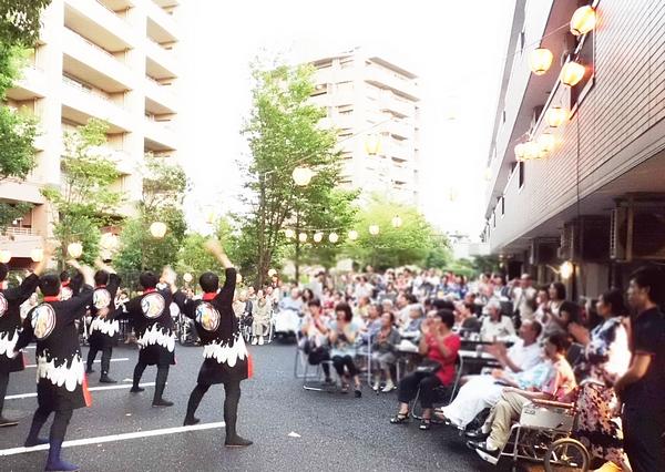 夏祭りは最大の行事。行事ではご入居者様に楽しんでいただくことはもちろん、スタッフも一緒に楽しみます！