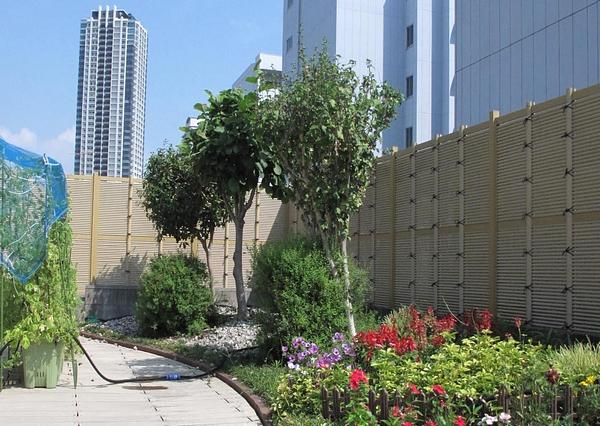 4階にある空中庭園です。季節に合わせた花々を皆様と一緒に植え、季節感を演出しています。