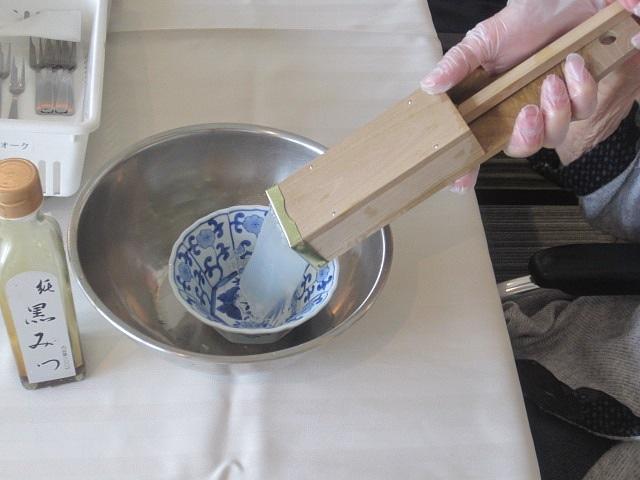 ところてん作りの写真です。毎月様々なアクティビティを企画し、ご入居者様と一緒に楽しい時間を過ごします。