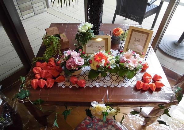 お花屋さんと協力し、1日だけのフラワーショップを開催しました。工夫を凝らした企画は、皆様にも大盛況！