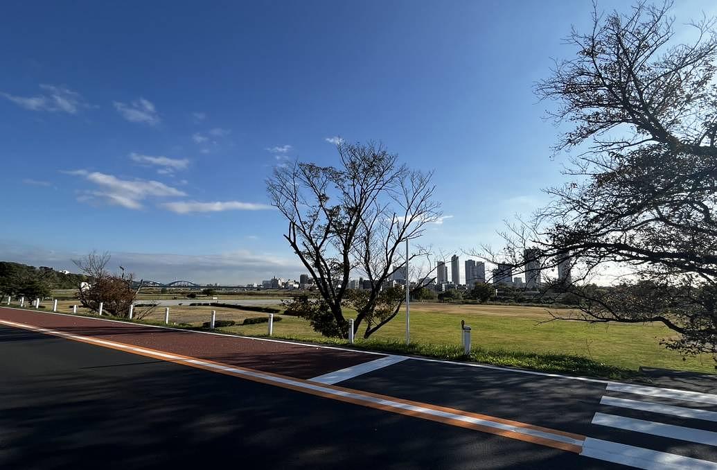 通勤時の自然がのどかな川沿い。冬は富士山が見えることも！