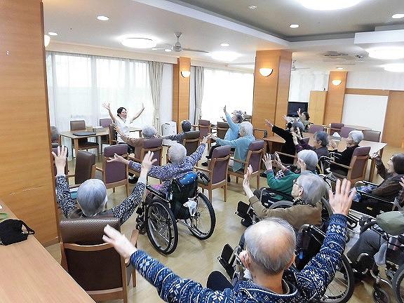 ダイニングに集まって入居者様と一緒に体操など毎日、アク ティビティがありいつも笑顔で溢れています！