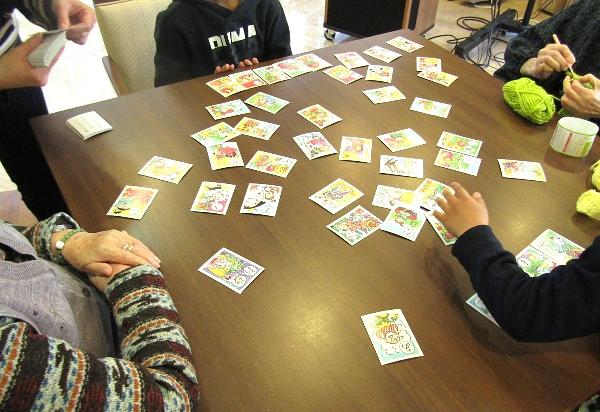 学童の子供たちとの交流も大事にしています。ご入居者様にとっても笑顔あふれる時間です。