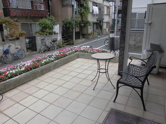 エントランス前の花壇です。天気のいい日はベンチに座り、花を見ながらご入居者様と談笑したりしています。