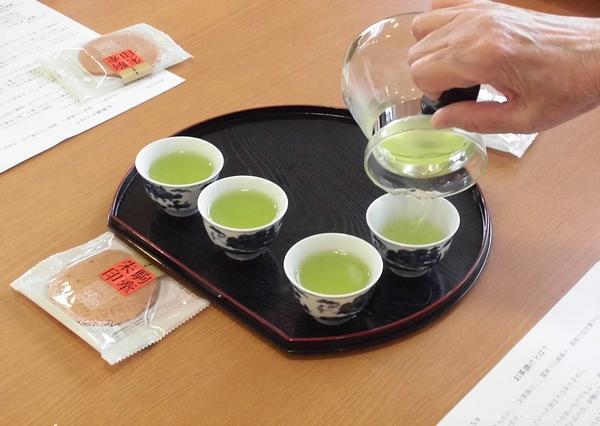 お茶会は人気なアクティビティの一つです。お茶の先生に来ていただき、旬のお茶と茶うけをいただきます。