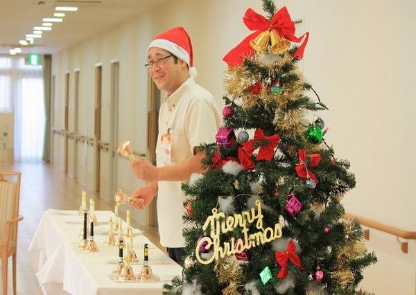 クリスマス会を楽しんで頂くため、スタッフが何日も練習してハンドベル演奏を行いました。