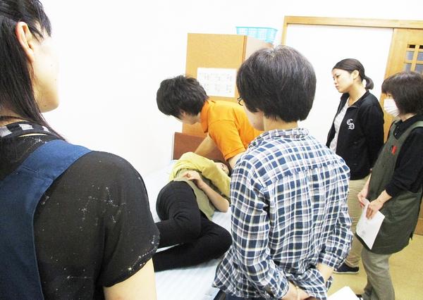 ホーム内で、スタッフ同士で研修や勉強会も行っています。