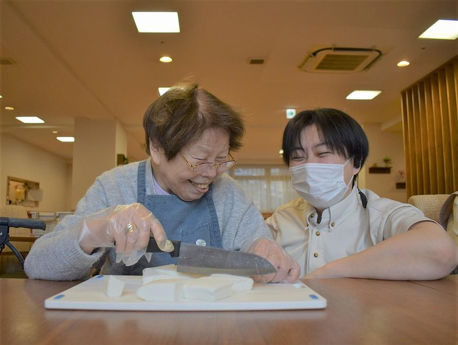 ホームで獲れたお野菜等を使用して毎月料理アクティビティを行っています。