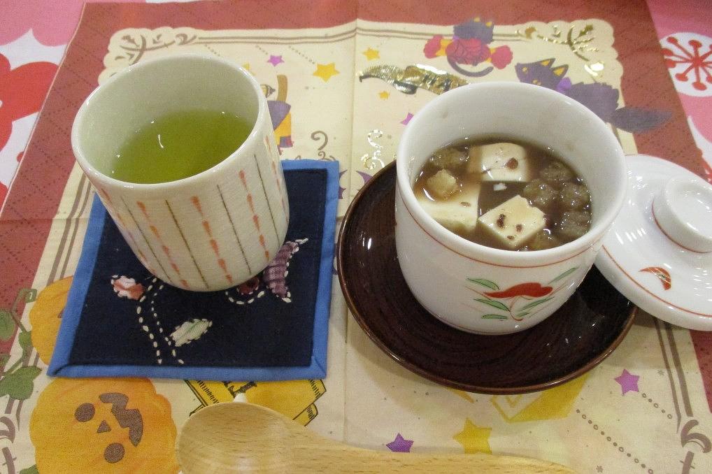 部活動のひとつ、『喫茶部』の活動です。ハロウィンにお餅のかわりにお豆腐が入ったぜんざいを作りました。