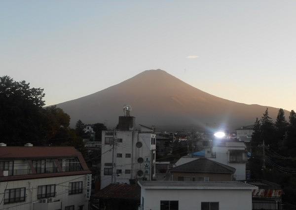 ホテルの窓から見えた富士山。