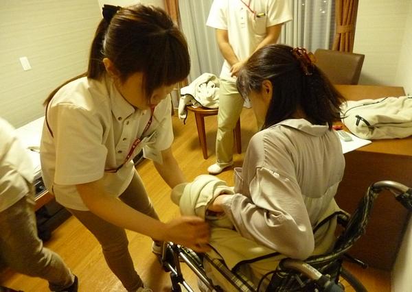 介護技術勉強会の風景です。苦手を苦手なままにしない事が大事なので、何でも聞いて下さい。