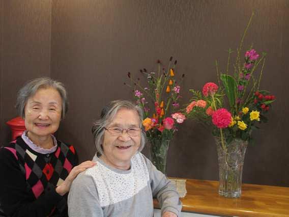 玄関のお花は毎週ご入居者様が活けてくださっています。皆さまとてもお上手です。
