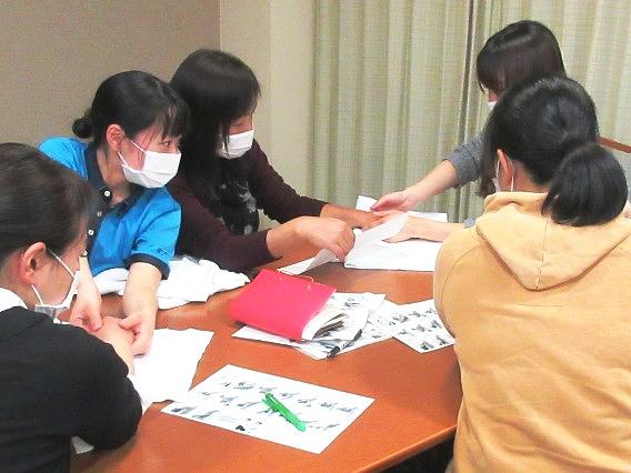 ハンドケアをご入居者様に施行する前にスタッフ同士で研修も行いました！