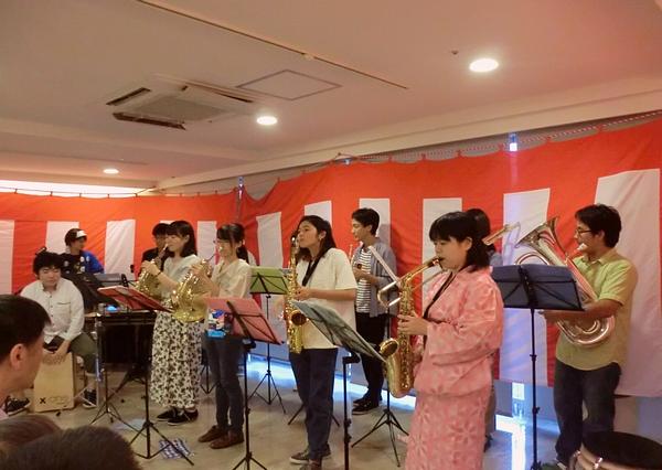 夏開催の「田園まつり」。スタッフ有志バンドで演奏を披露します。練習を重ねるごとに、一体感がうまれます