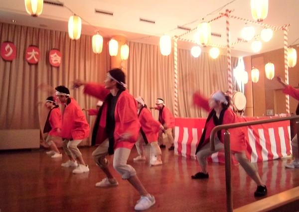 夏祭りで披露するソーラン節の練習風景です。チームワークの良さを活かす時です。