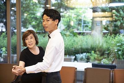 「社交ダンス倶楽部」練習の様子。ご入居者様から教えていただきながら、スタッフも自然と笑みがこぼれます。