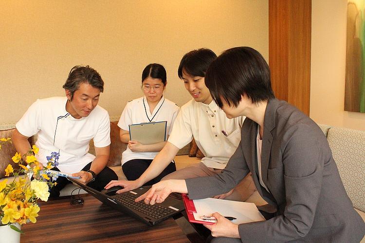 ご入居者様の日々のご状態の変化に気付けるよう、スタッフ連携を大事に情報共有を徹底しております。