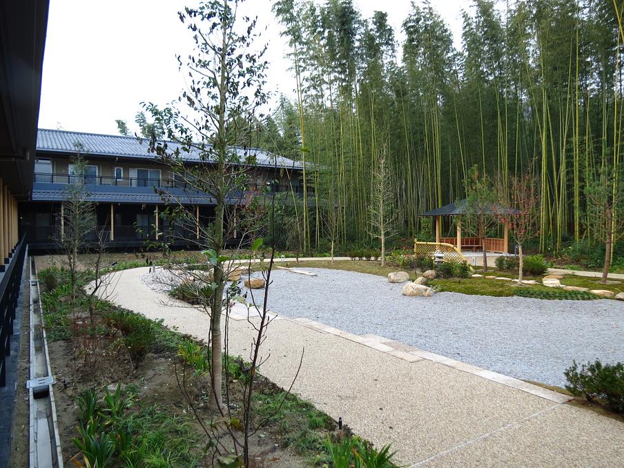 敷地内の回遊式庭園は、嵯峨野の竹林と一体化しており、四季折々の情緒と眺めが楽しめます。