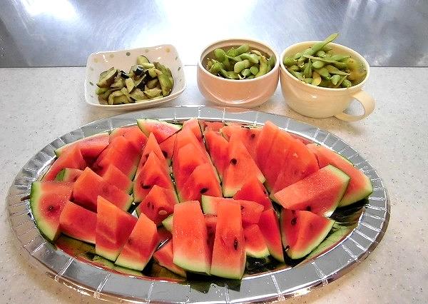 テラスで育てたスイカや枝豆を収穫し、夏祭りの時にみんなで分け合いました。