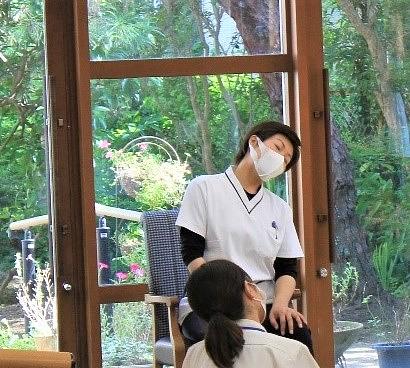週1回、作業療法士が体操を実施しています。介護スタッフはご入居者様の安全の見守りを行います。