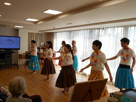 納涼祭の時の写真です。お祭りの最後にスタッフが皆様にフラダンスを披露しました。