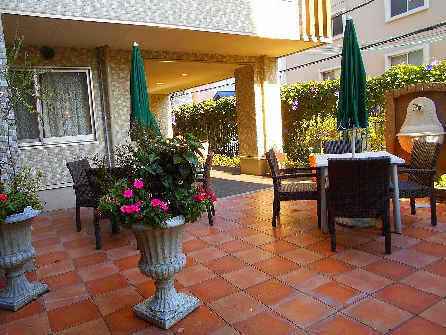 テラスで外の風を感じながら、穏やかな時間を楽しめます。