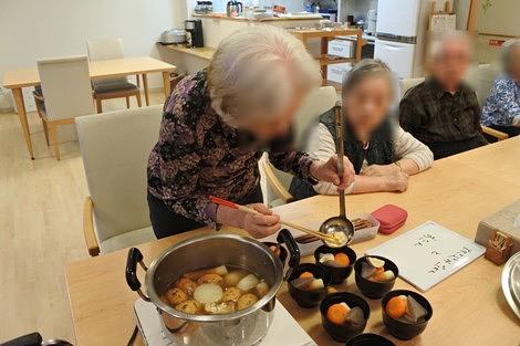 『寒くなったらおでん』いきなり料理が始まります。毎回温かいその家庭の味が出来上がります。