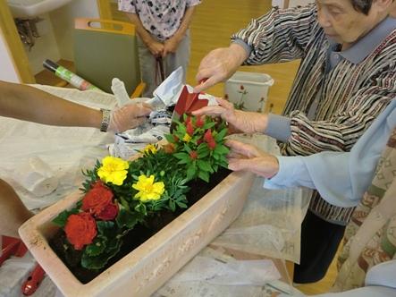 スタッフが用意するアクティビティとは大きく趣旨の違う班活動。ご入居者様同士で相談され進めていきます。