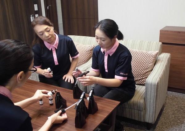 香りを楽しんでいただきたいと、職員でアロマスプレイを作っています。