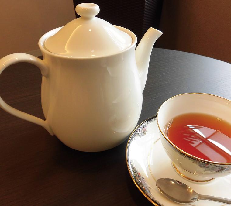 白いポットに紅茶を入れてテーブルに・・・。ご入居者様の間で、お互いに注いだり、会話が始まるきっかけです