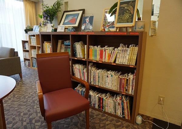 「図書館」近隣の図書館と連携をして、2か月に1度本を入れ替えています。リクエストも可能です。