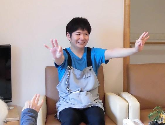 毎日のアクティビティはスタッフの発案で行っています。体操は人気のアクティビティです。