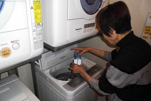 「自分の事は出来る限り自分で全部やりたい」　ご入居者様にとって、洗濯もご自宅と同じ毎日の日課です。