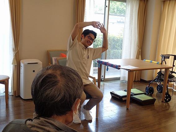 スタッフ考案のオリジナル体操を行っています。庭に出て、日光浴をしながら体操を行う日もあります。