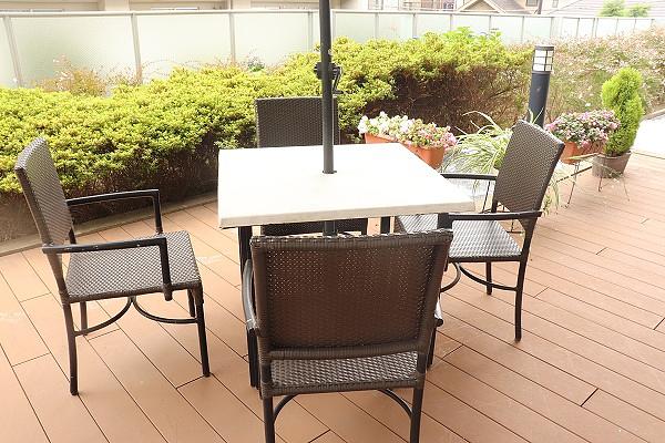 2階のウッドデッキにはパラソル付きのテーブルと椅子を設置しており、いつでも外気浴を楽しむことができます。