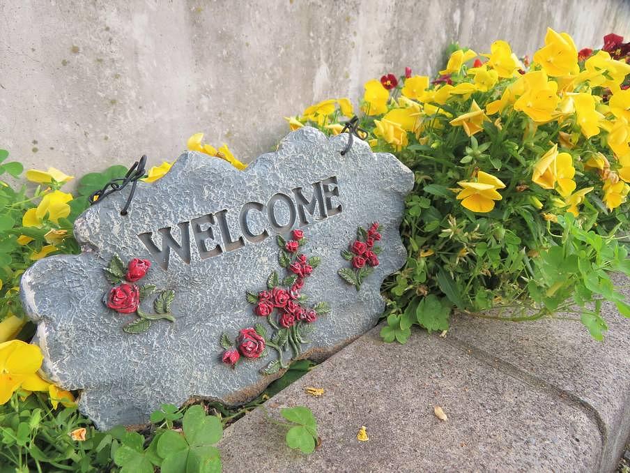 玄関前のお花は、季節のお花をご入居者様と一緒に選び植えてます